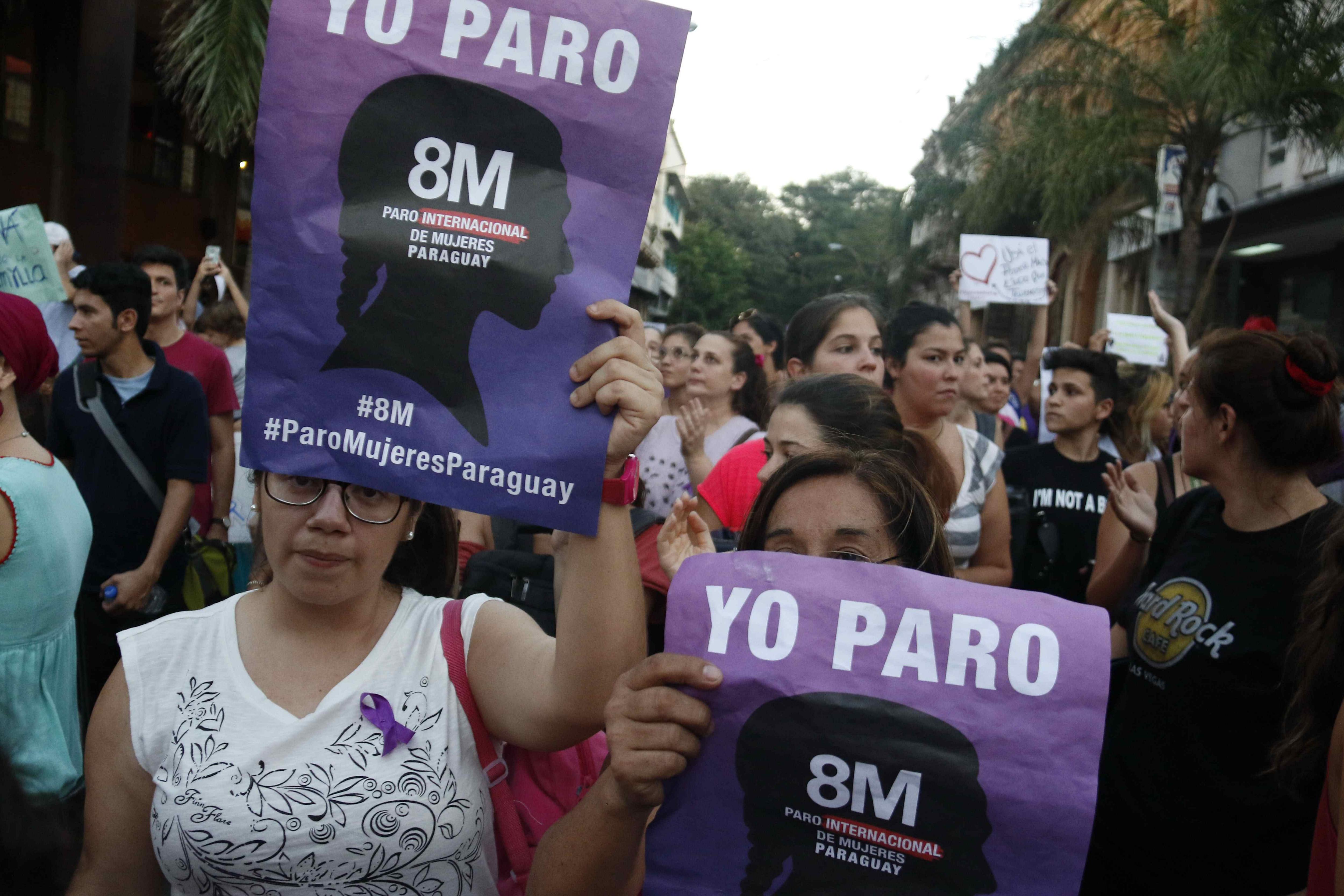 Mujeres paraguayas se movilizan en el centro de Asunción con motivo del Día Internacional de la Mujer y en adherencia al paro internacional convocado para la fecha