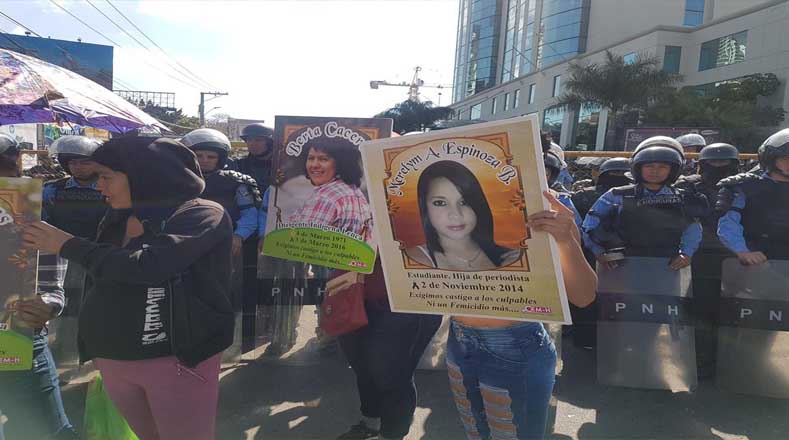 Las mujeres en Honduras salieron a las calles para protestar en las afueras del Juzgado sobre la situación de violencia que viven todos los días en el país. Las damas gritaban las consignas " No más violencia" haciendo referencia al caso de Berta Cáceres.