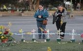 Las personas dejaron cruces blancas por el alma de las jóvenes fallecidas hace un año. 
