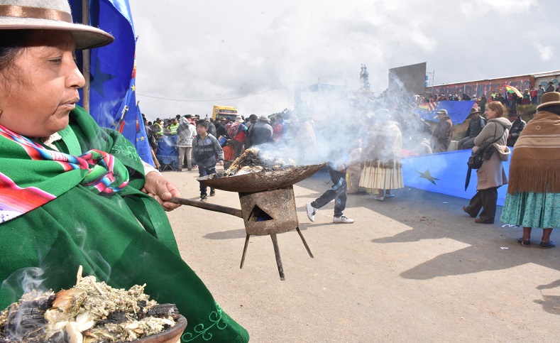 Durante el evento, representantes indígenas de Bolivia realizaron una ceremonia ancestral para conmemorar el Día del Banderazo Nacional.