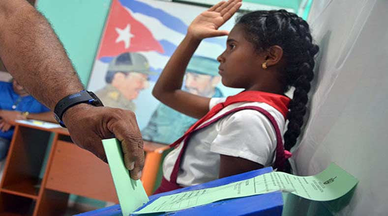 Niños llamados pioneros se encuentran custodiando las urnas electorales demostrando que son unas elecciones participativas y demócraticas. 