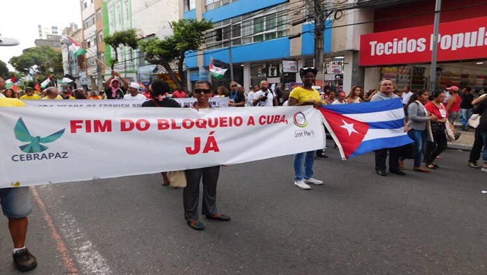 Las organizaciones sociales marcharon en la ciudad brasileña de Bahía (sureste) por un mundo donde quepan todos.