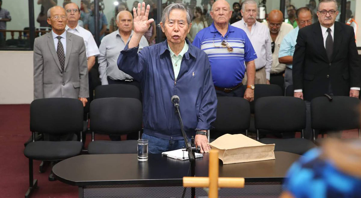 El juicio se llevó a cabo en la Base Naval del Callao donde el Fujimori llegó en sillas de ruedas.