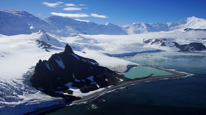 En la Antártida se encuentra el punto más frío del planeta. En 2013, en la estación de Vostok se registró la temperatura más baja de la Tierra, y fue de -94 °C que rompió el récord anterior, de 1983. 