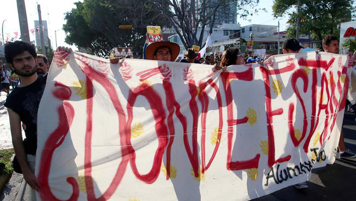 Tras la desaparición de cuatro jóvenes la semana pasada, los estudiantes de la Universidad de Guadalajara paralizaron sus actividades para realizar una protesta en la Fiscalía del estado.