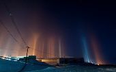 El fenómeno natural conocido como Pilares de Luz, es atractivo por sus colores en el cielo. 