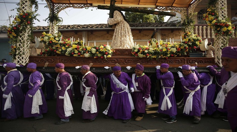 En El Salvador los penitentes participan el Jueves Santo de la procesión de los Cristos de Izalco.