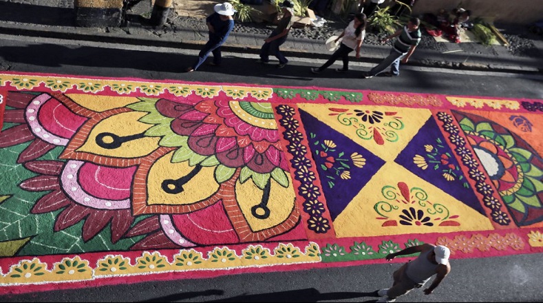 El Viernes Santo en Honduras los artesanos católicos realizan decenas de alfombras que representan la pasión y muerte de Jesucristo.