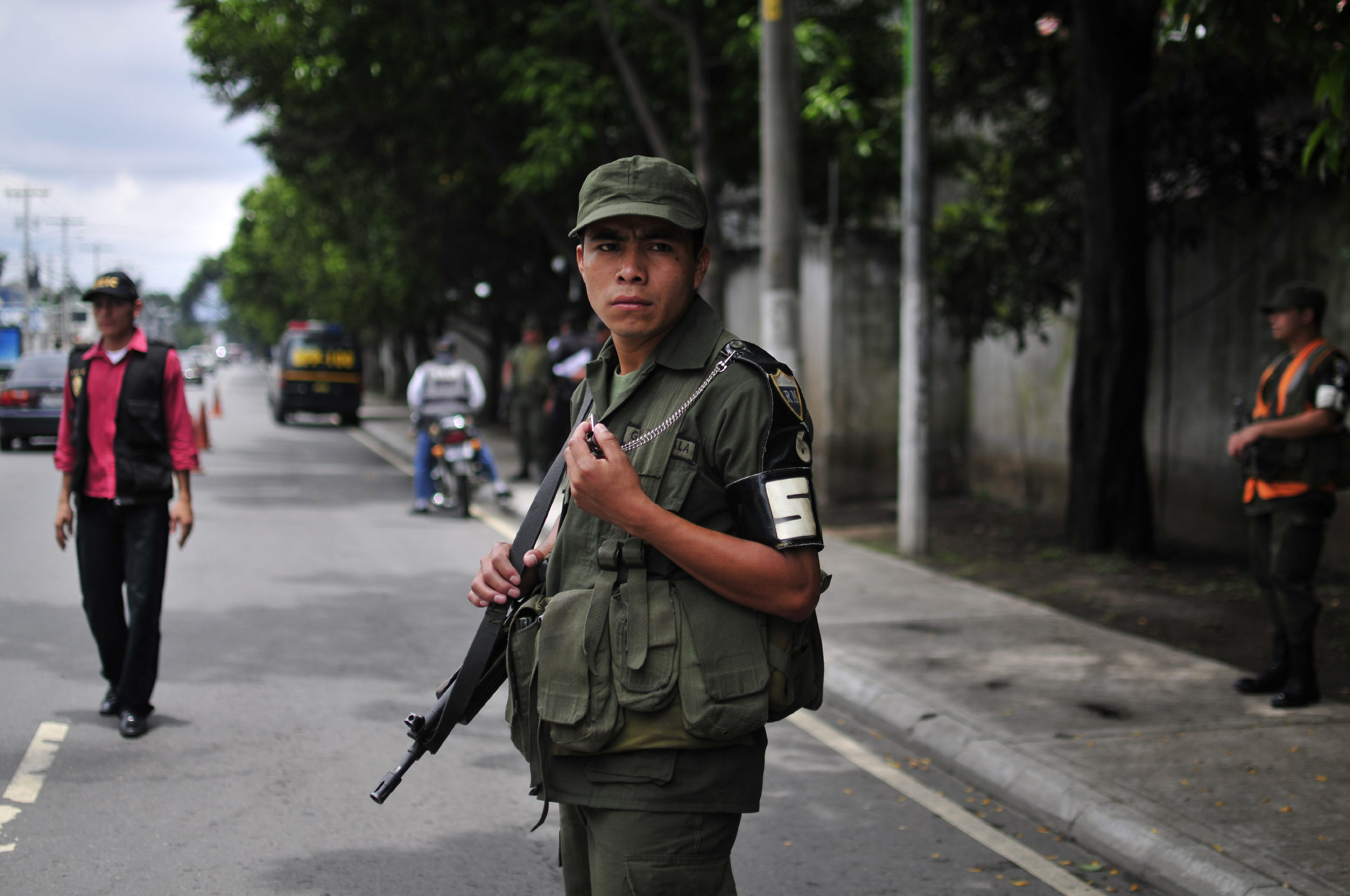 Producto de los altos índices de violencia, en el año 2010 miembros del Ejército salieron a las calles de la capital de Guatemala para apoyar a la Policía Nacional Civil.