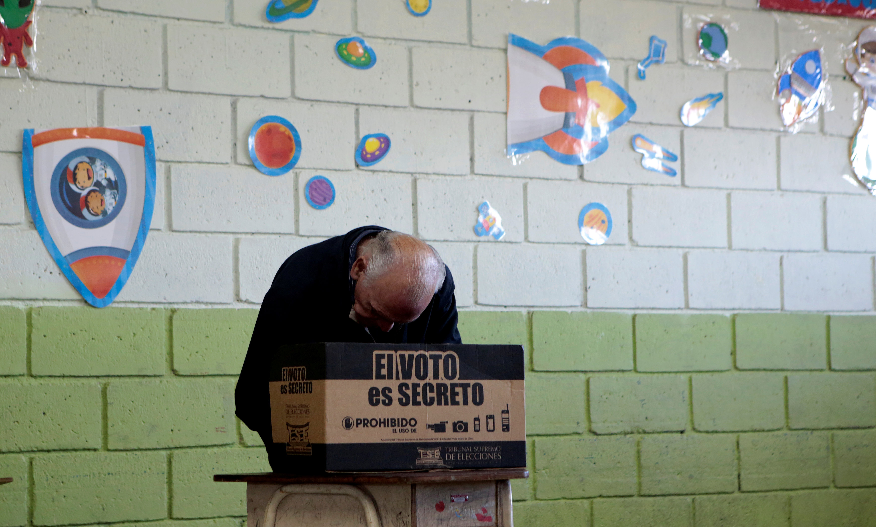 En la primera vuelta electoral, Alvarado Muñoz obtuvo el 24,99 por ciento de los votos, mientras que Alvarado Quesada obtuvo el 21.63 por ciento.