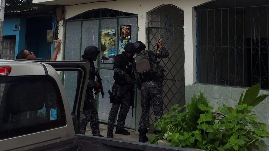 La policía de Ecuador allanó localidades en las cercanías del puente, donde capturaron a los sospechosos.
