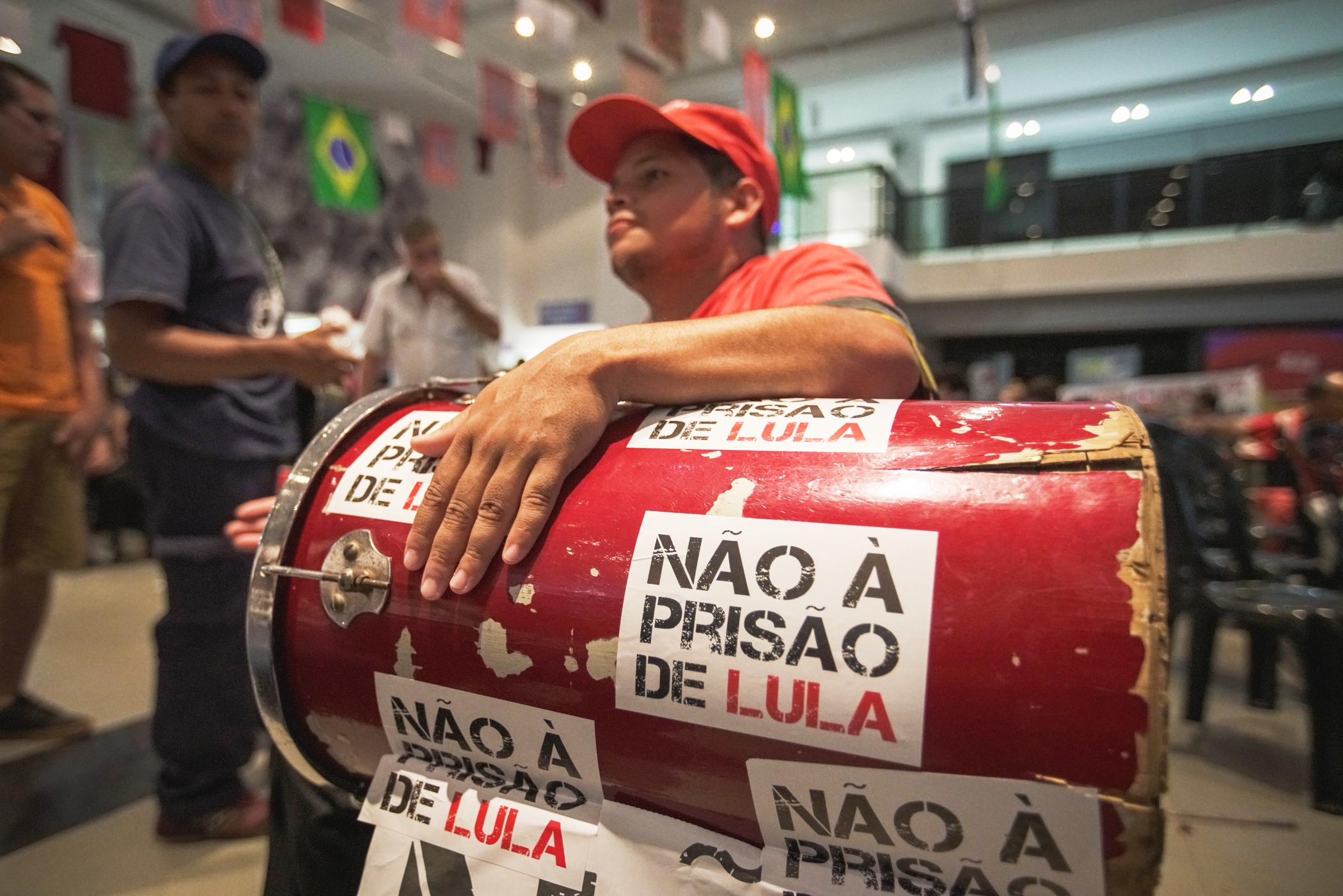 Simpatizantes de Lula condenan decisión en contra del expresidente brasileño