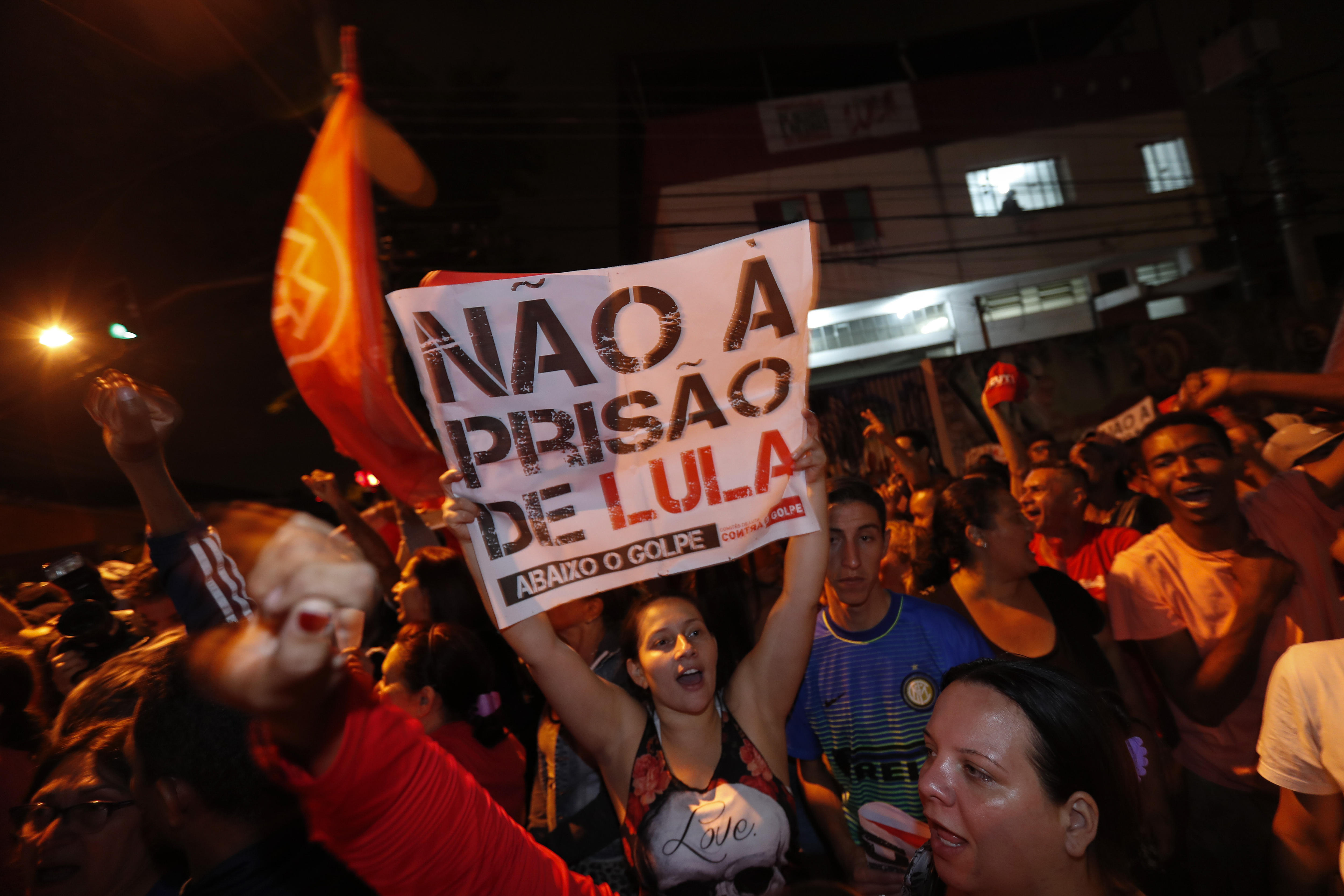 El juez Sérgio Moro condenó al precandidato presidencial Luiz Inácio Lula da Silva a prisión tras el rechazo del habeas corpus.