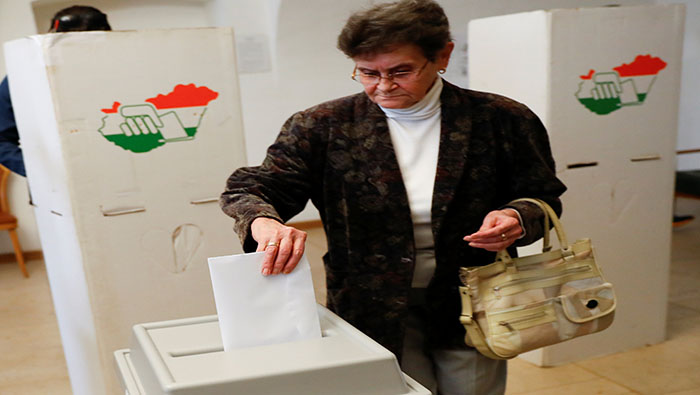 Los votantes emiten dos votos: uno a los candidatos de las 106 circunscripciones del país y otro a las listas cerradas de los partidos.