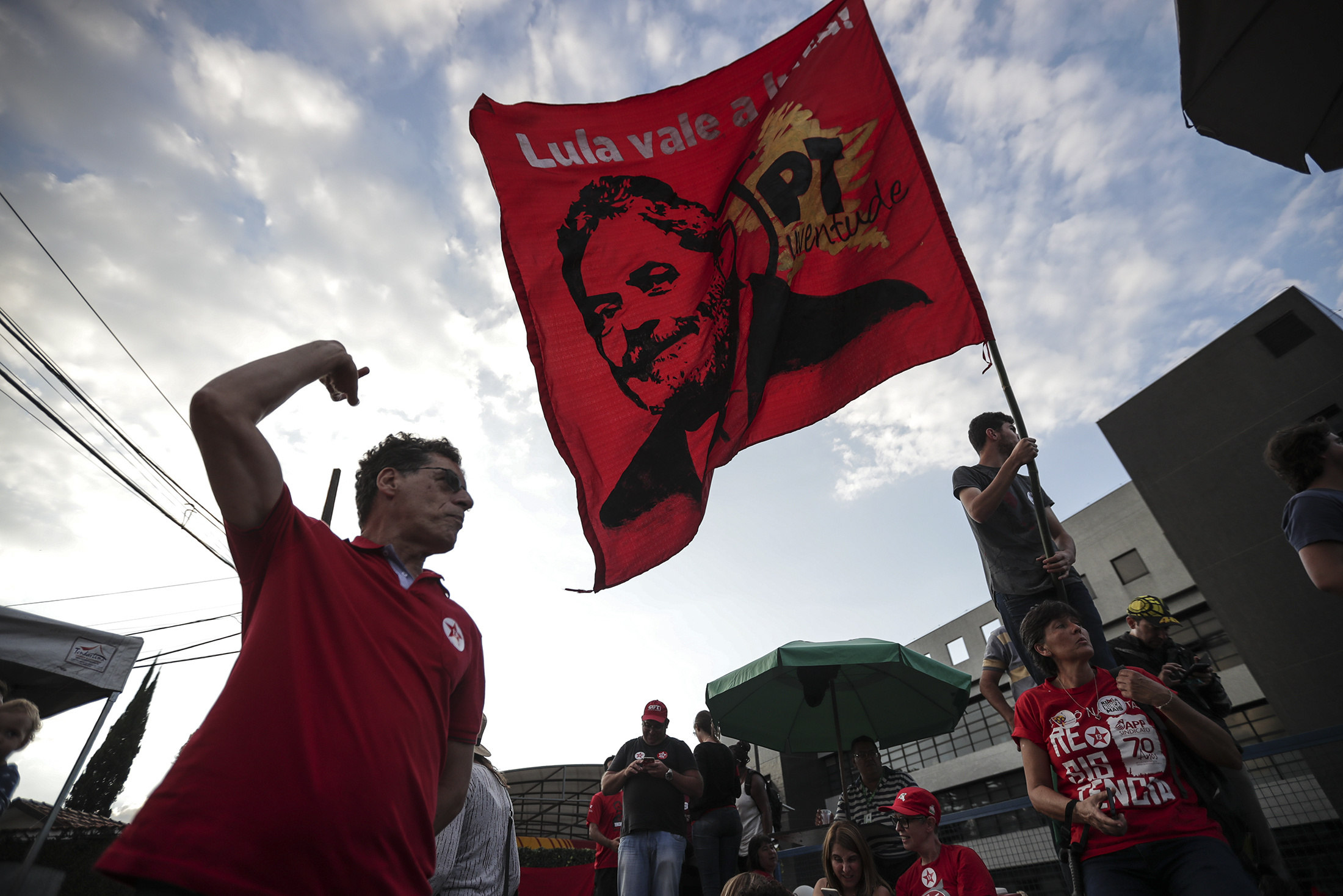 Manifestantes se concentraron frente a sede de la Policía Federal en Curitiba para respaldar al expresidente Lula da Silva.
