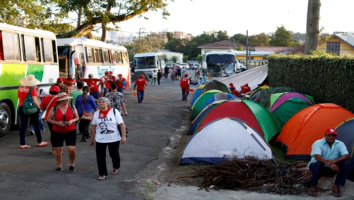 Cientos de brasileños establecieron campamentos en las afueras de la sede policial.