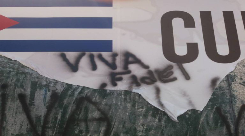 Ciudadanos peruanos rompieron las vallas publicitarias ofensivas y escribieron “con Cuba no te metas”.