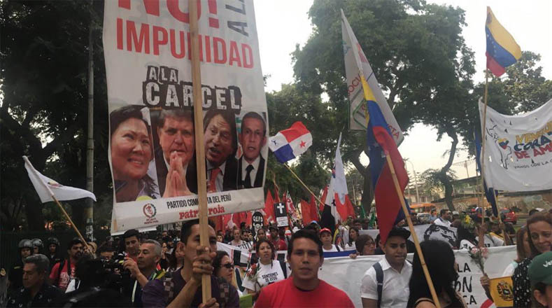 Los marchistas llevaban carteles contra el Grupo de Lima, los Gobiernos neoliberales de región y contra el secretario general de la Organización de Estados Americanos (OEA), Luis Almagro.