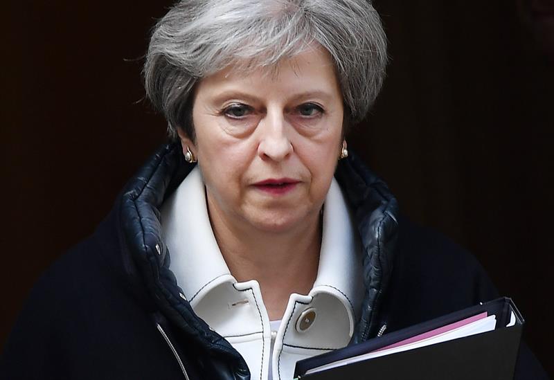 Miembros del Parlamento británico rechazaron la actuación de May contra Siria.