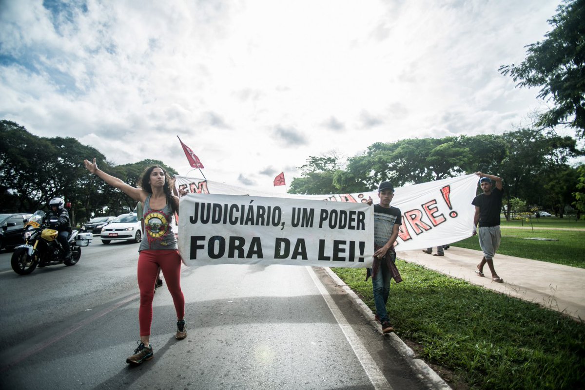 Simpatizantes de Lula da Silva se concentran en el campamento de Curitiba.