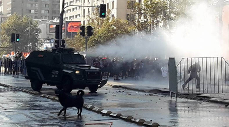 Carabineros reprimen marcha estudiantil en Chile