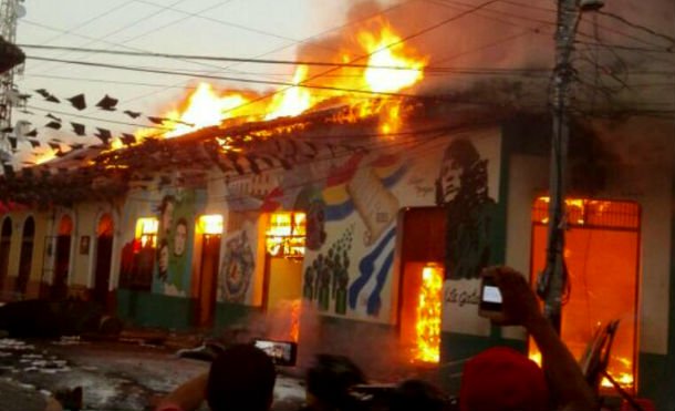 Grupos vandálicos destruyen y queman el CUUN en León, donde habían archivos históricos nicaragüenses.