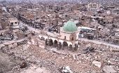 El autodenominado Estado Islámico (Daesh) destruyó la antigua mezquita junto con su minarete, sin embargo los terroristas dijeron que fue un bombardeo de EE.UU.