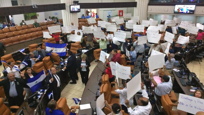 Con carteles en mano, los legisladores pidieron el cese a la violencia entre los sectores de la población.