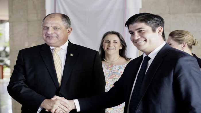 El mandatario Luis Guillermo Solís (i) y el presidente electo, Carlos Alvarado (d), buscan que se acepte el Proyecto de Fortalecimiento de las Finanzas Públicas.