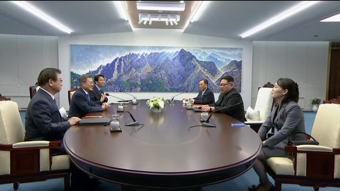 El encuentro es calificado de histórico debido a que es primera vez que un mandatario norcoreano cruza la línea de demarcación al sur.