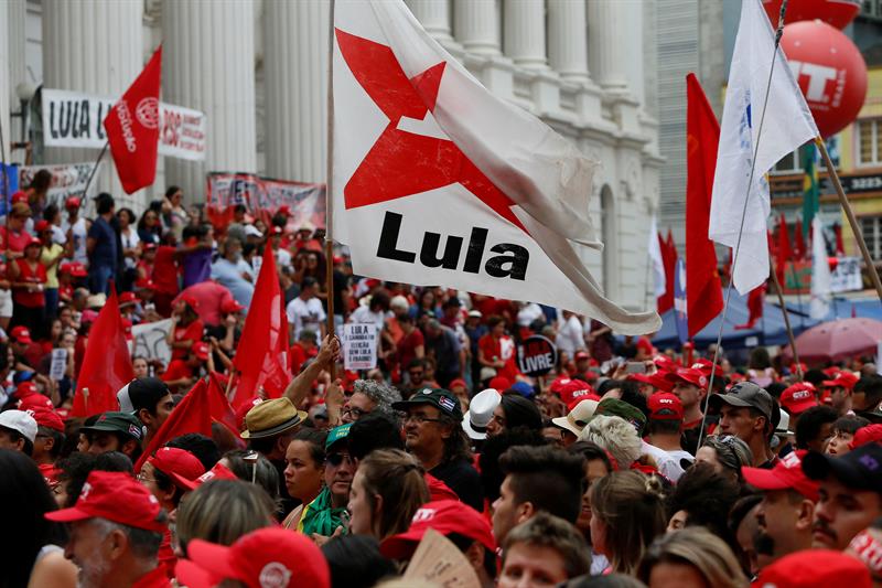 Miles de brasileños marcharon por la libertad de Lula da Silva