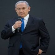 El primer ministro de Israel, Benjamin Netanyahu, participa en una conferencia de prensa en Tel Aviv, donde habló sobre un archivo nuclear secreto de Irán.