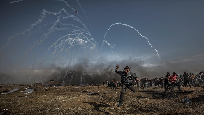 La Fuerza israelí ataca a los manifestantes palestinos con municiones reales.