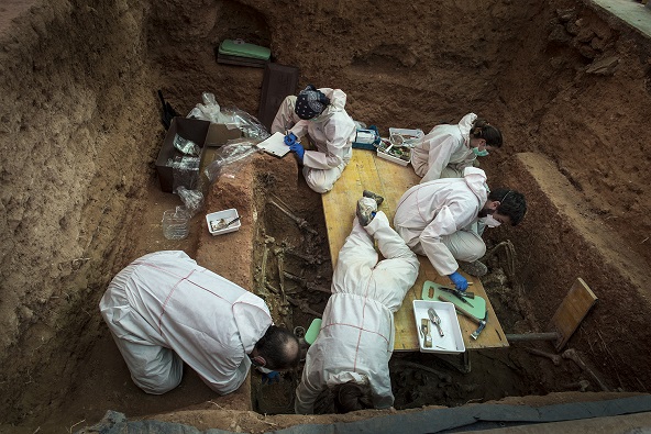 En Colombia fueron encontradas 5.547 fosas comunes, donde se lleva a cabo el proceso de exhumación de los cadáveres.