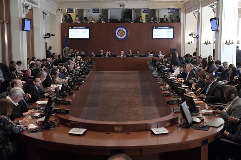Mike Pence aseguró que la suspensión de Venezuela de la OEA es de interés de todos, mientras que Venezuela asegura que no aceptará presiones externas.