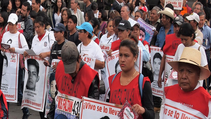 Familiares de las víctimas se han movilizado para exigir al Gobierno de Enrique Peña Nieto avances sobre la investigación del caso.