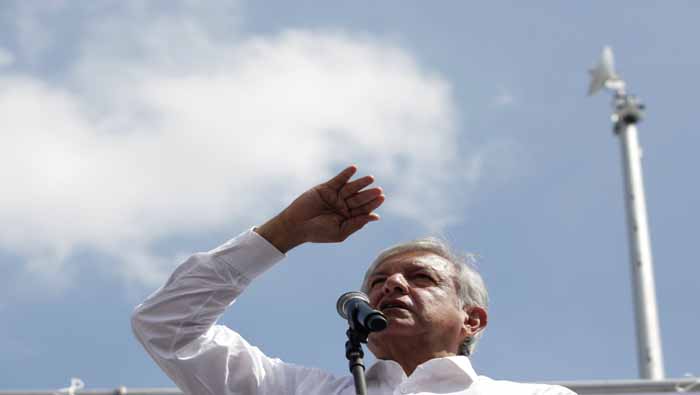 López Obrador lidera todos los sondeos.