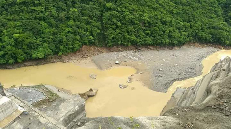Algunos derrumbes ocasionaron la obstrucción de los túneles que desvían el agua del río Cauca duranta la construcción.     