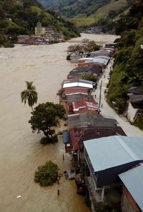 El agua se mantenía represada y la comunidad estaba en riesgo. El grupo empresarial de la ciudad de Medellín (EPM), a cargo de la megaobra, decidió dejar entrar el agua a la sala de máquinas para evitar una tragedia.     