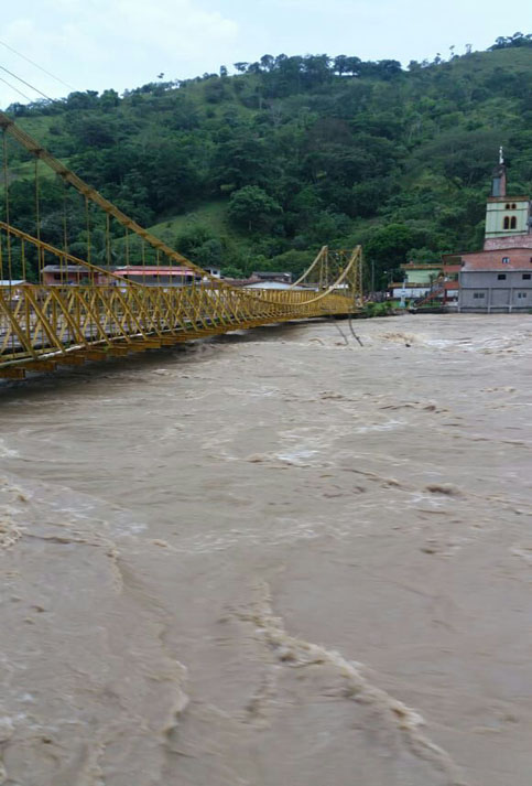 Puentes peatonales fueron arrastrados por la fuerza del agua. 