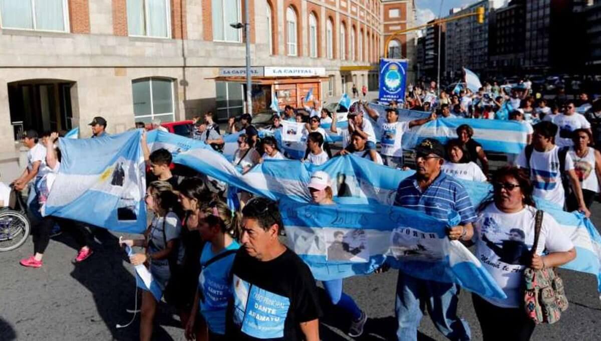 Argentinos marchan en apoyo a familiares de los tripulantes del ARA San Juan