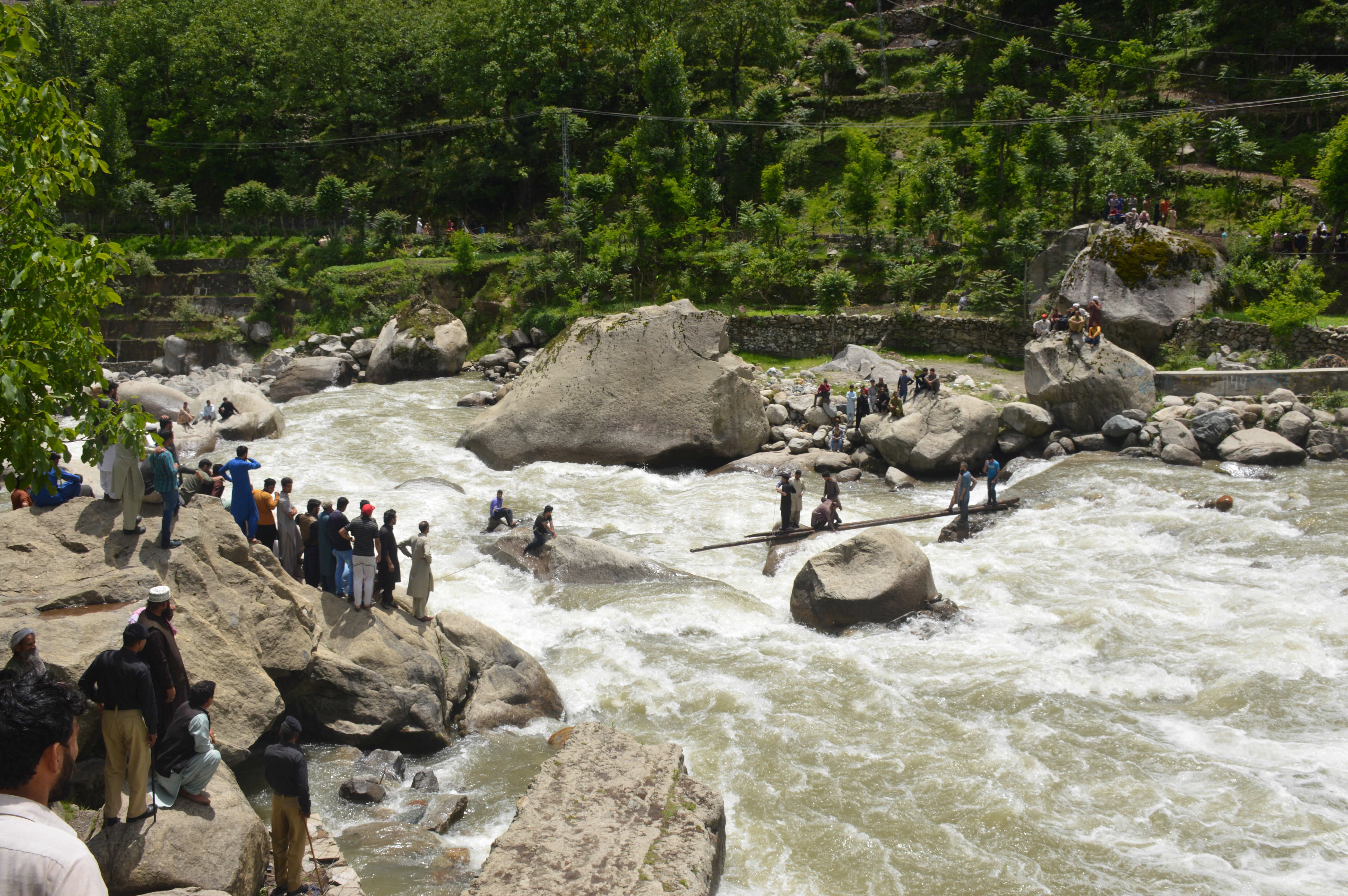 El accidente ocurrió durante la excursión de un grupo de estudiantes universitarios en la Cachemira paquistaní.