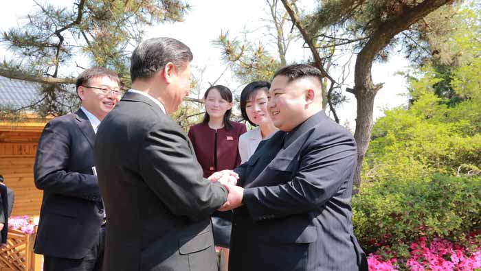 Xi Jinping (i) se ha reunido dos veces con Kim Jong-un.