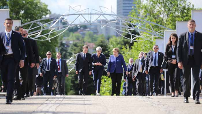 Ambos líderes se reunieron en Sofía con la primera ministra británica Theresa May (c) previo a la cumbre UE-Balcanes Occidentales.