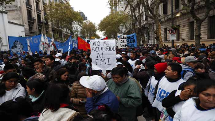 La céntrica Plaza de Mayo de Buenos Aires aglutinó las protestas en contra del Fondo Monetario Internacional.