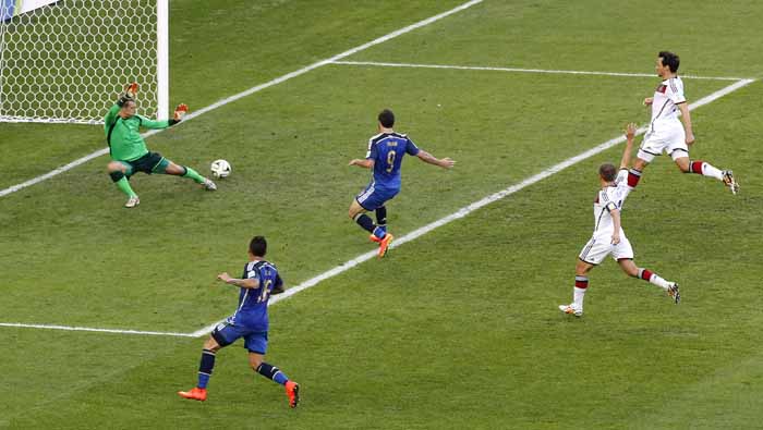 El Pipita Higuaín (c) batió al guardameta alemán Manuel Neuer (i) durante la final del Mundial pasado, sin embargo, estaba en offside.