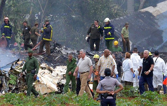 Autoridades cubanas de trasladaron hasta el lugar del siniestro para actuar frente al accidente.