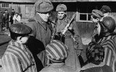 Exprisioneros de Auschwitz hablando con sus liberadores, soldados del Ejército Rojo de la URSS, en 1945.
