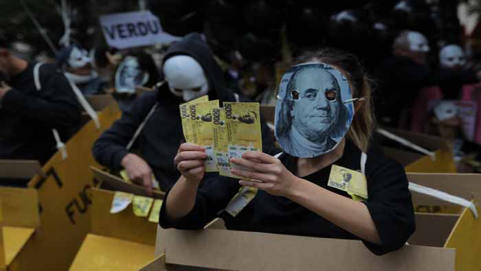 Cientos de argentinos han rechazado la política financiera del presidente Macri, quien decidió acudir tanto al FMI como al BM.