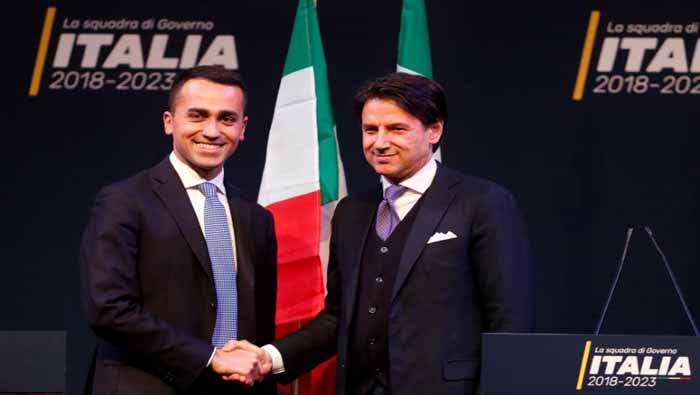 Giuseppe Conte (d) junto al líder del M5S, Luigi Di Maio. La idea era que Di Maio encabezara el Gobierno, empero el resultado electoral cambió el panorama.